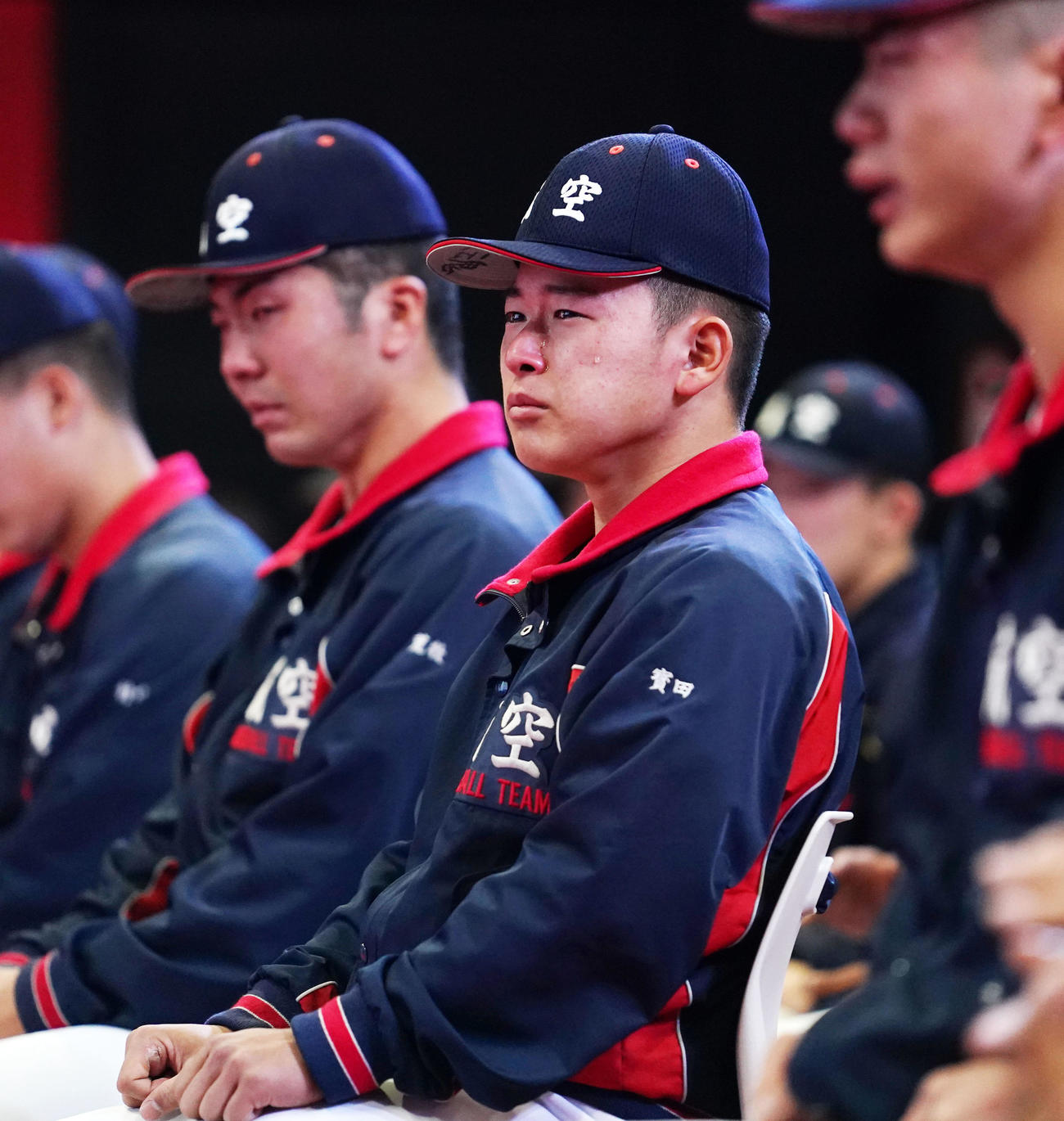 センバツ出場が決まり涙を流す日本航空石川・宝田主将（中央）（撮影・横山健太）