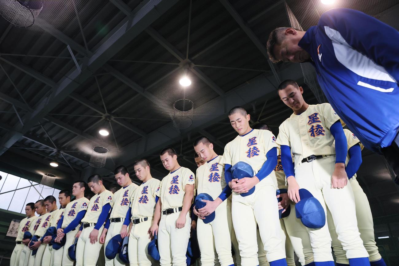 選抜大会出場の知らせを受けた後、黙とうする星稜ナイン（撮影・加藤哉）