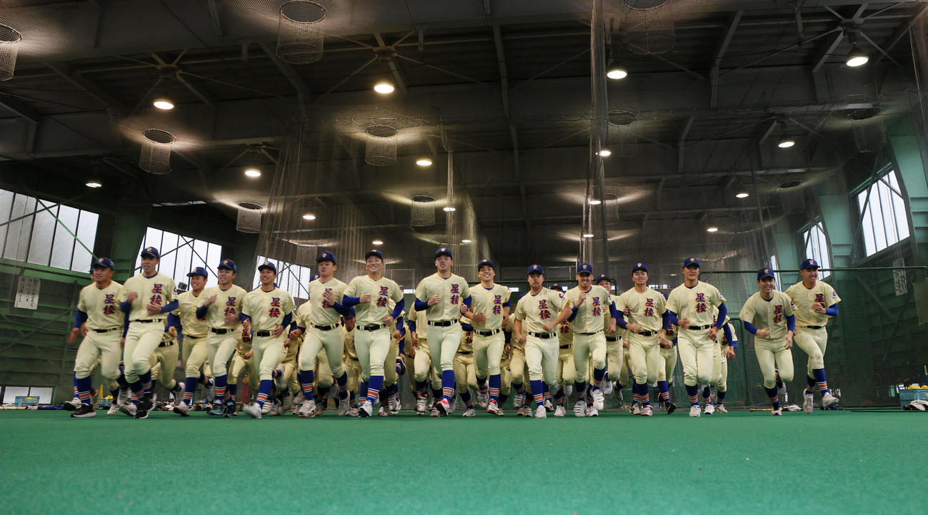 選抜大会出場決定の連絡を受け練習場で駆け出す星稜ナイン（撮影・加藤哉）