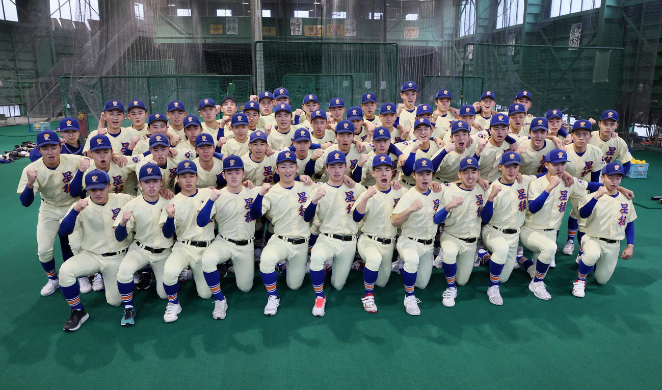 選抜大会出場決定の連絡を受けガッツポーズを見せる星稜ナイン（撮影・加藤哉）