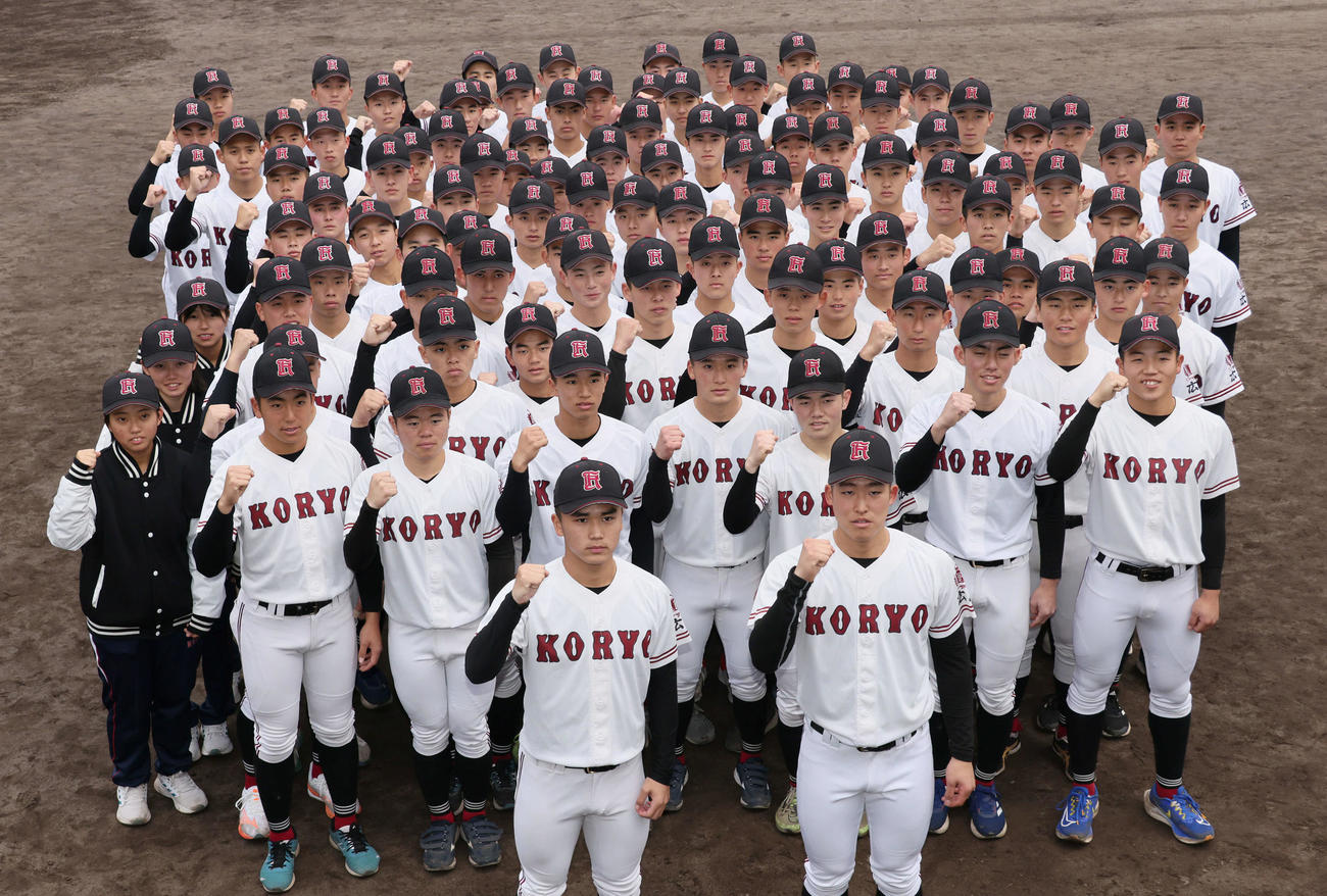 センバツ出場を決めた広陵高校野球部。前列左は高尾投手。前列右は只石主将（撮影・加藤孝規）