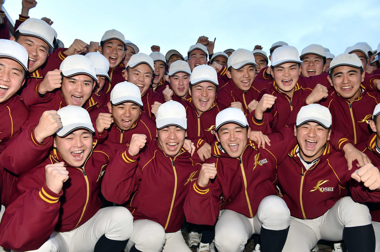5年ぶり11度目の出場を喜ぶ八戸学院光星ナイン。前列中央が砂子田陽士外野手（撮影・相沢孔志）