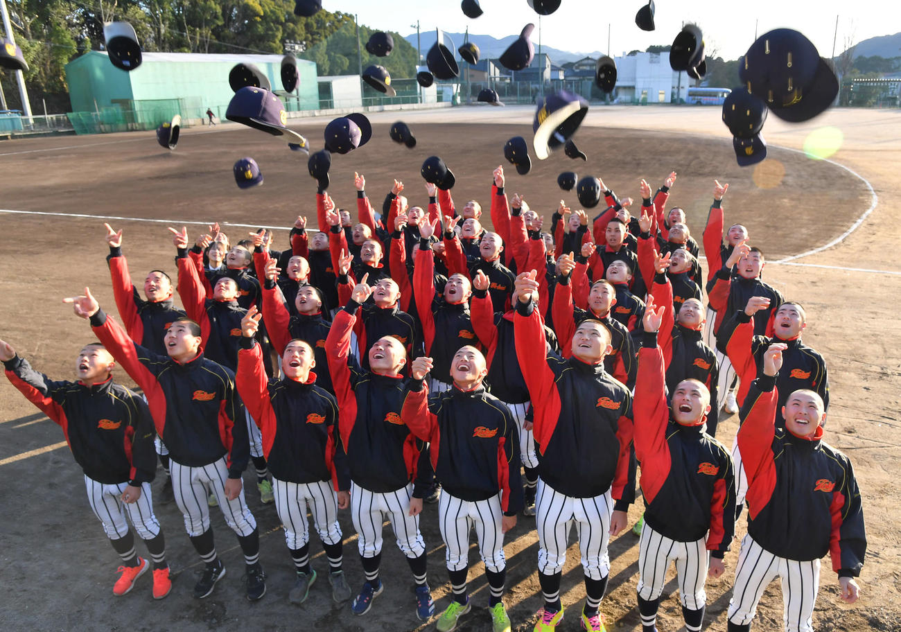 センバツ出場を決め、笑顔で帽子を投げる東海大福岡ナイン（撮影・岩下翔太）