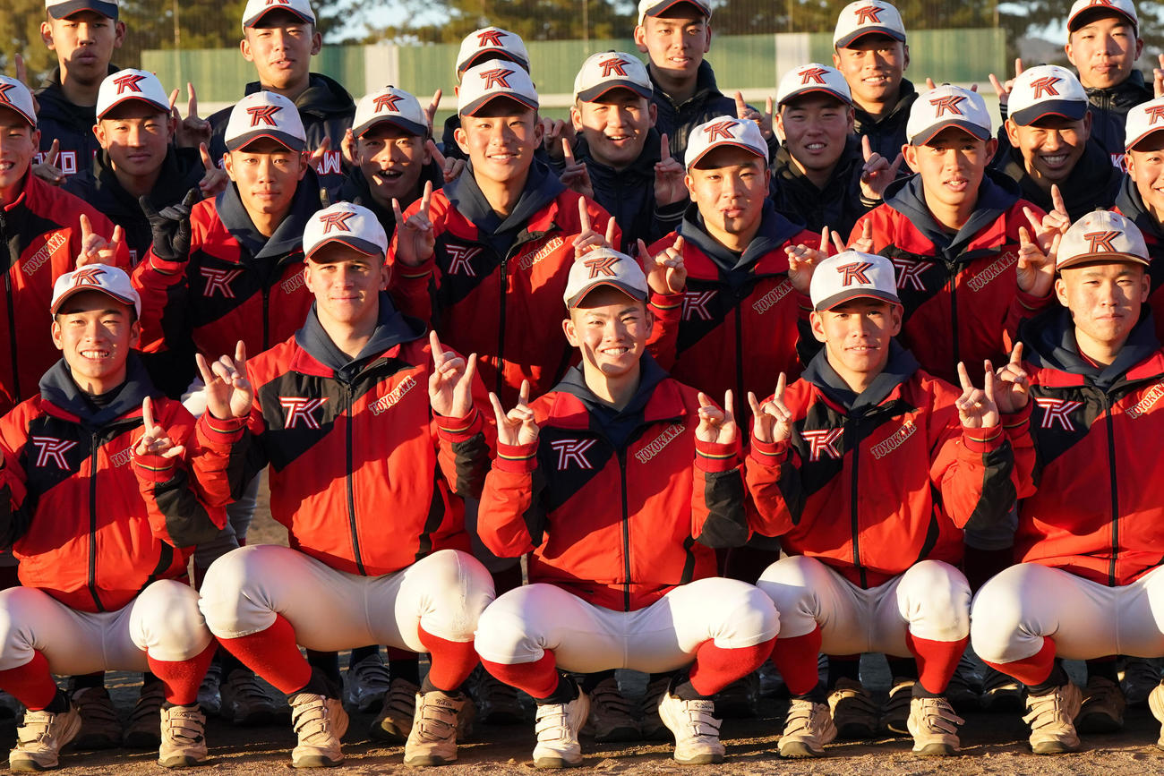センバツ出場が決まり喜ぶ豊川ナイン。前列中央は鈴木主将（撮影・森本幸一）