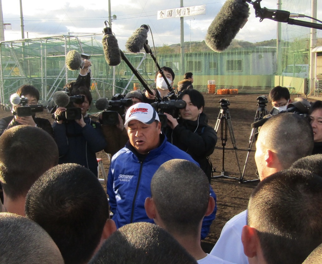 センバツ出場が決まり、選手の前で話す創志学園門馬監督