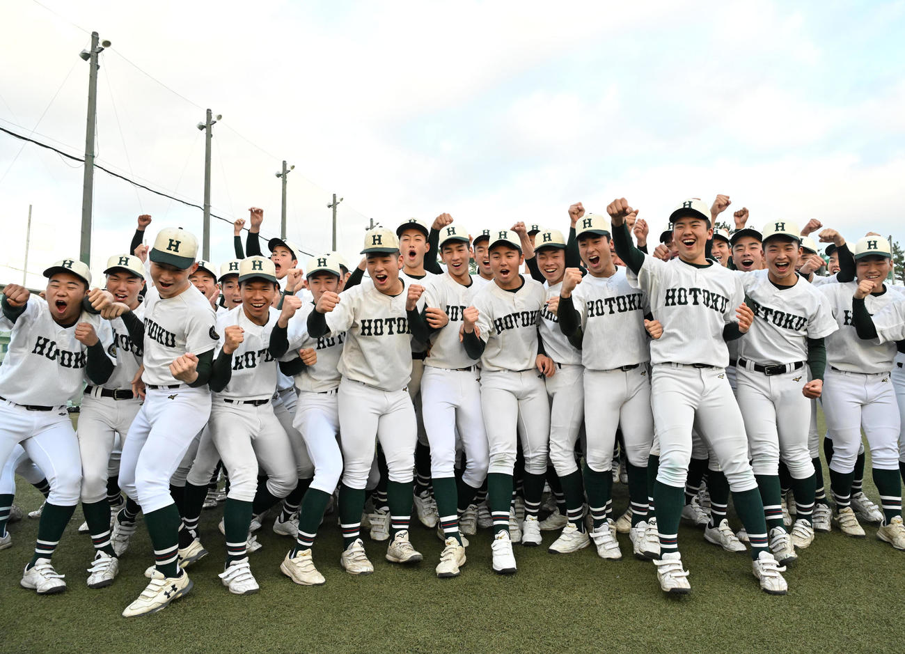 選抜出場を決め喜ぶ報徳ナイン（撮影・石井愛子）