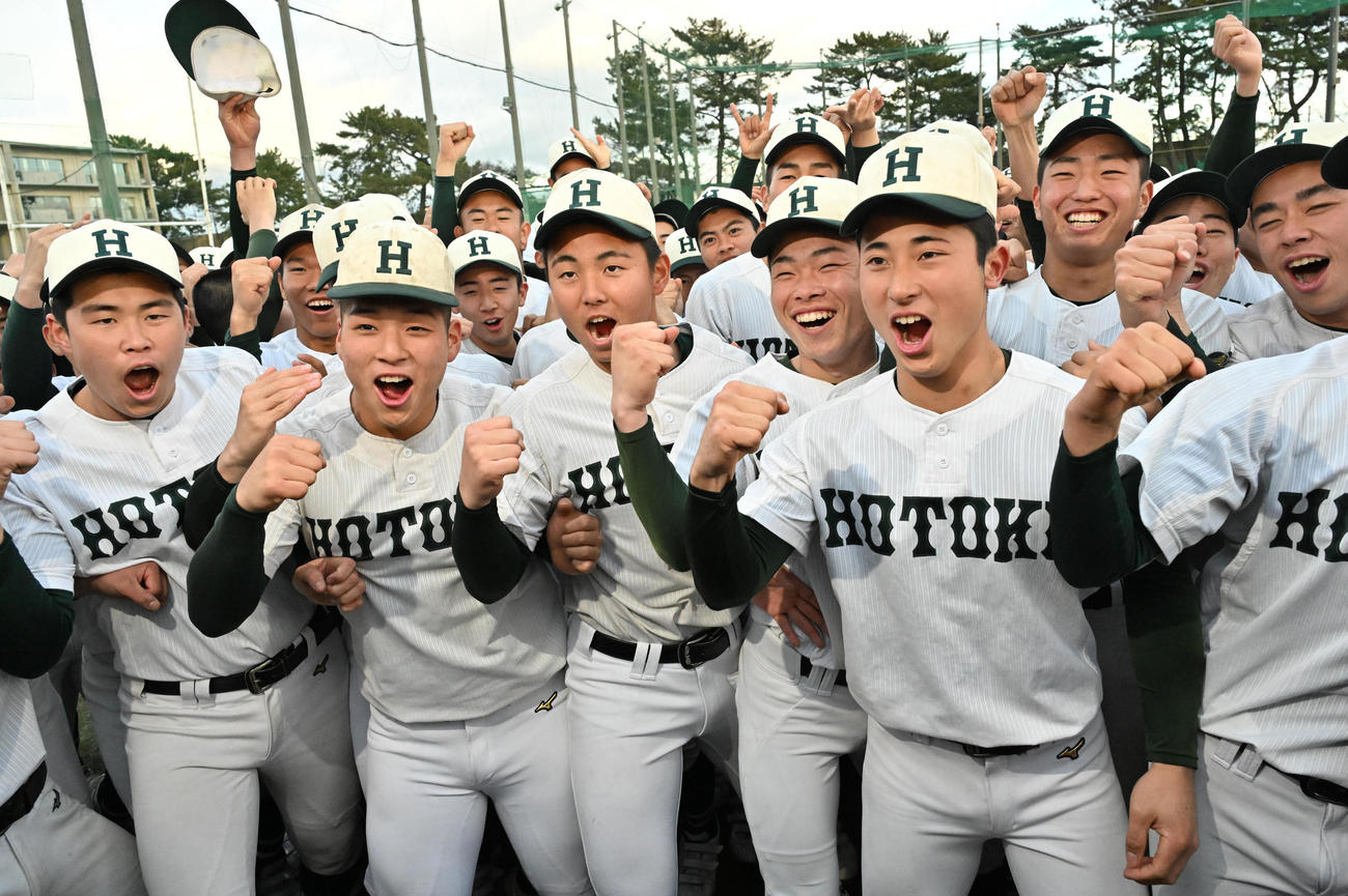 選抜出場を決め喜ぶ報徳ナイン（撮影・石井愛子）