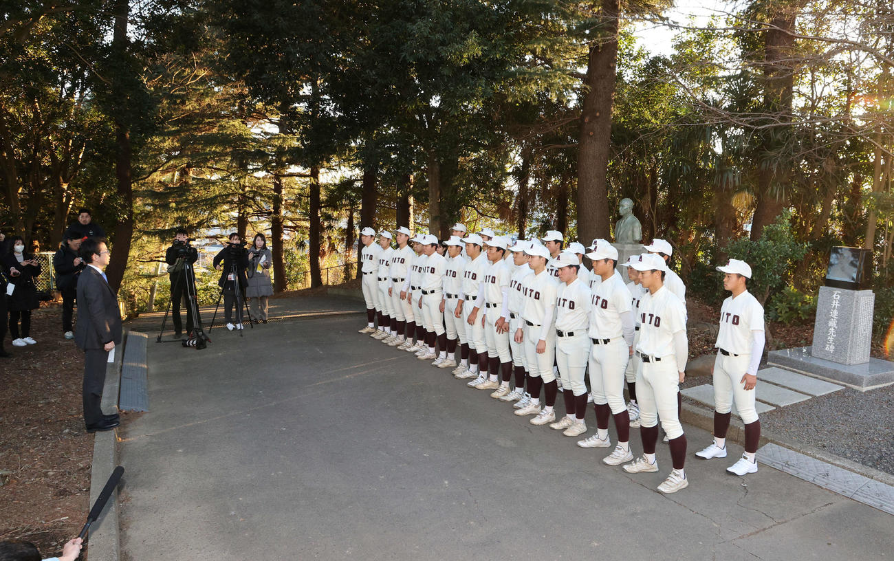 21世紀枠での出場を逃がし御厩（みまや）校長（左）から説明を受ける水戸一の選手たち（撮影・鈴木正人）