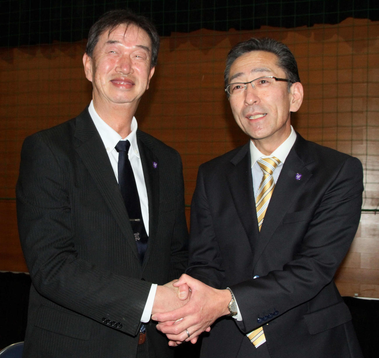 センバツ出場を喜び、固い握手をかわす佐々木監督（左）と森校長（撮影・木村有優）