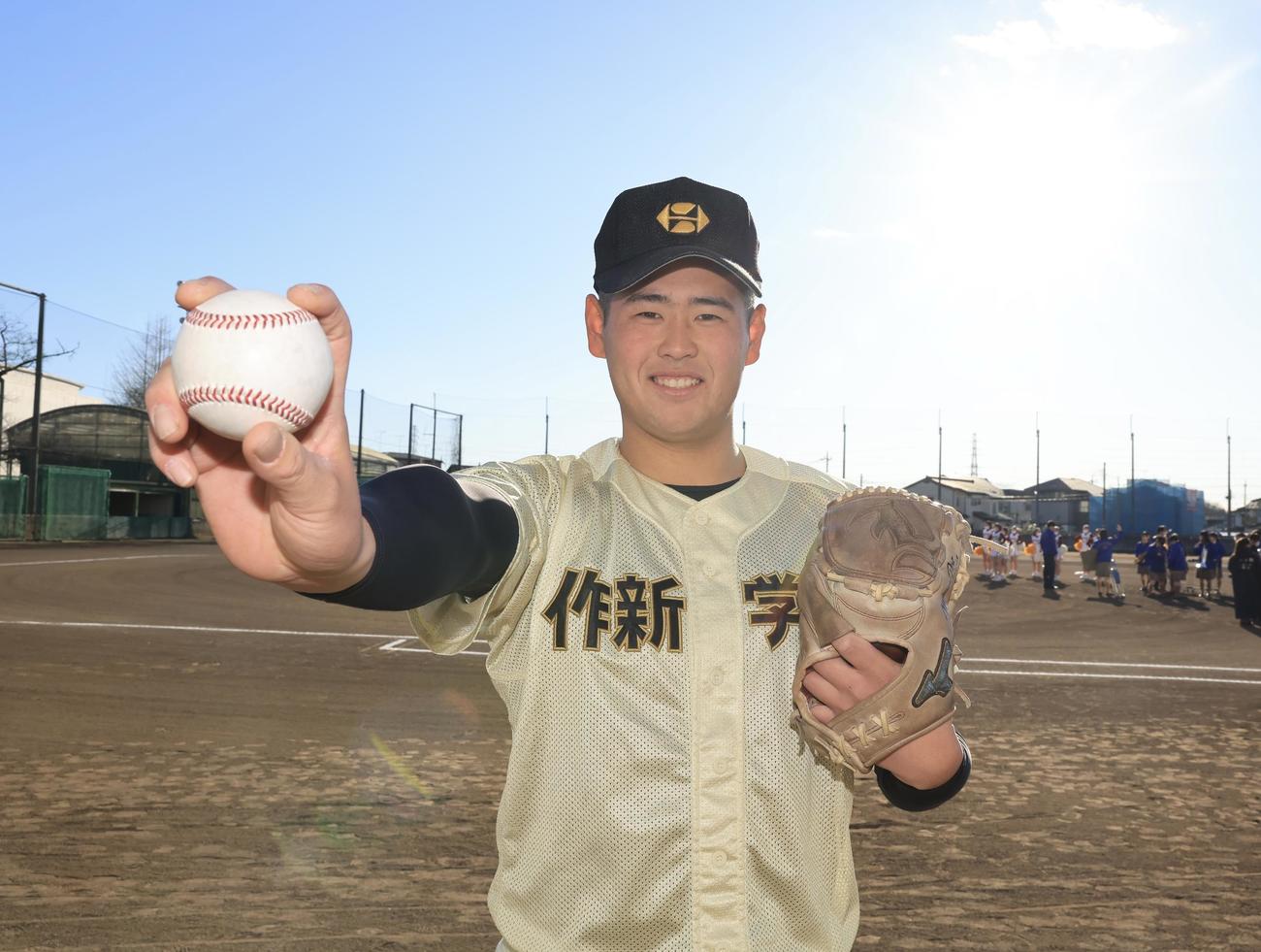 センバツ出場決定で笑顔でポーズを取る作新学院の小川(撮影・浅見桂子)