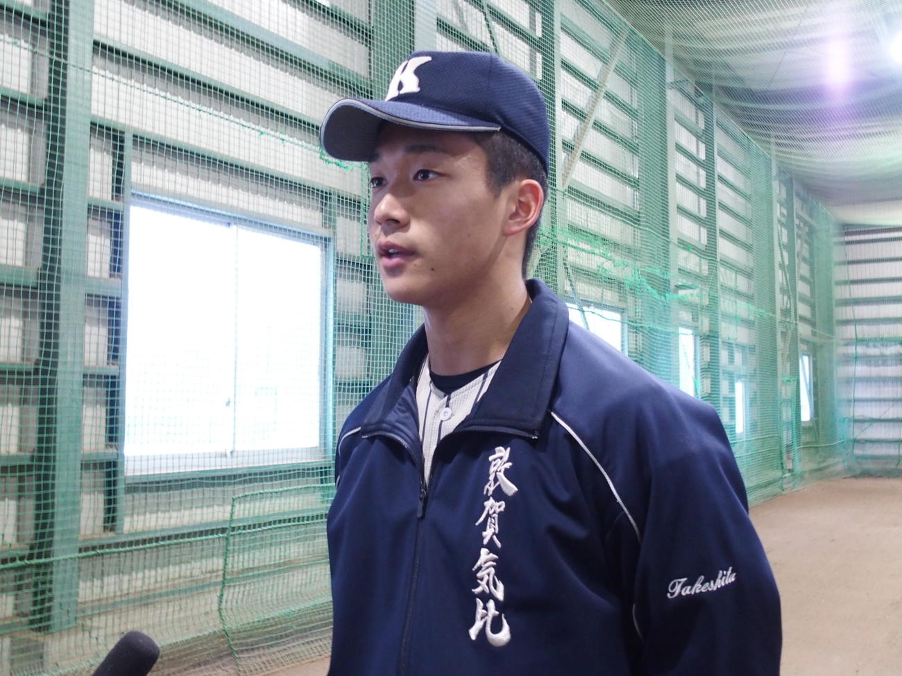 センバツ出場決定後に取材対応する敦賀気比の竹下海斗投手（撮影・永田淳）