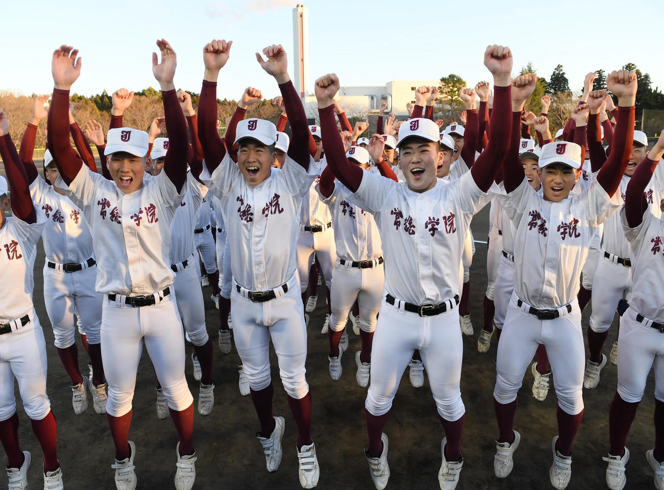 センバツ出場が決まり喜ぶ左からエース小林芯汰、若林佑真主将、4番武田勇哉と常総学院ナイン（撮影・柴田隆二）