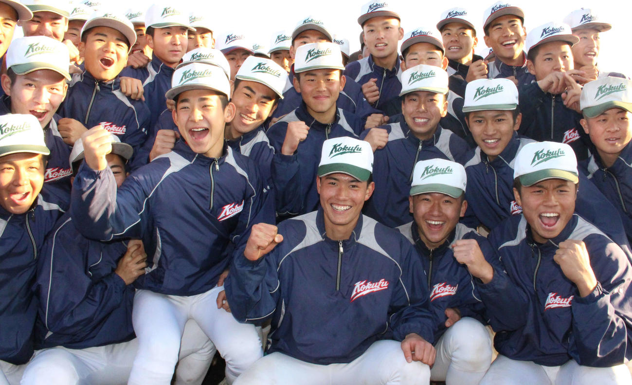 センバツ出場が決まり、歓喜する熊本国府の選手たち（撮影・菊川光一）