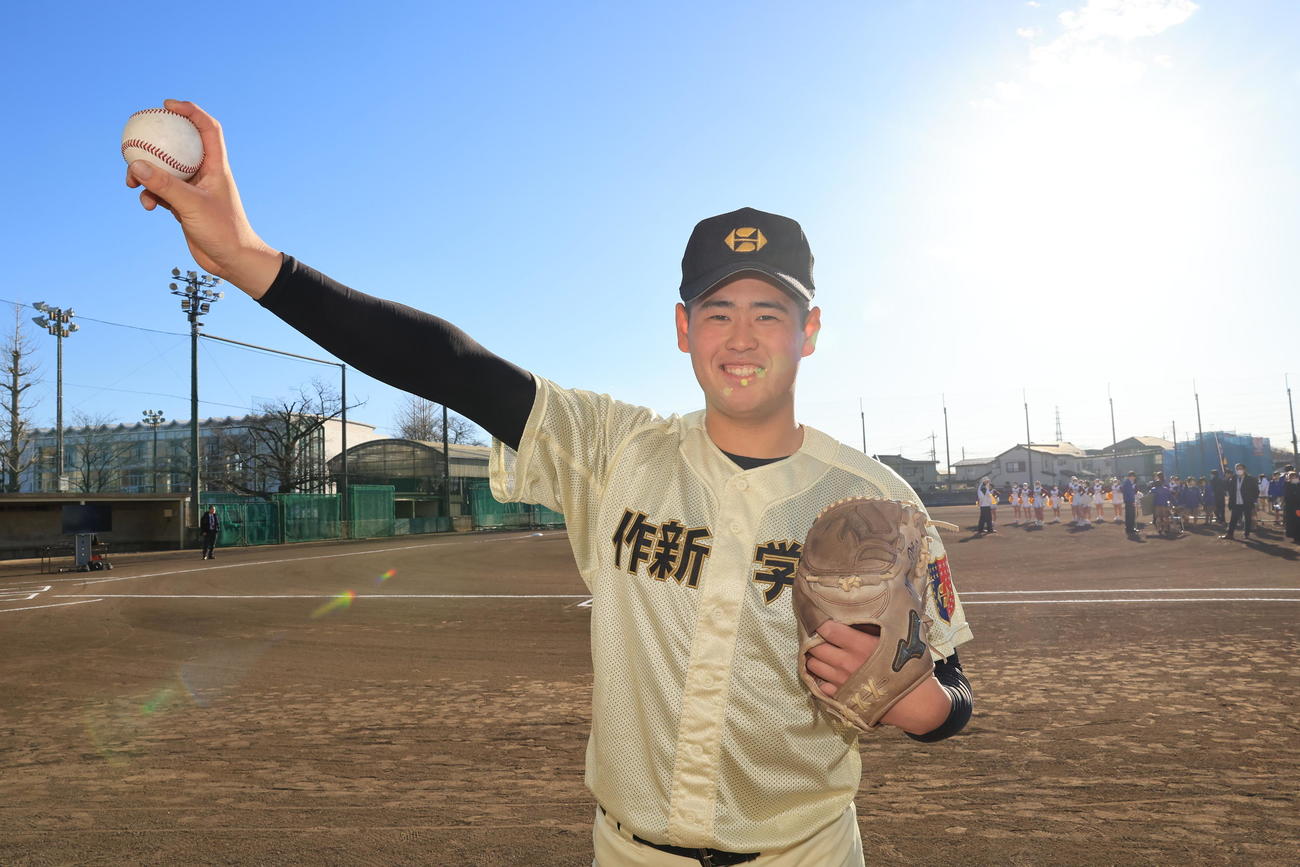 センバツ出場決定で笑顔でポーズを取る作新学院の小川(撮影・浅見桂子)