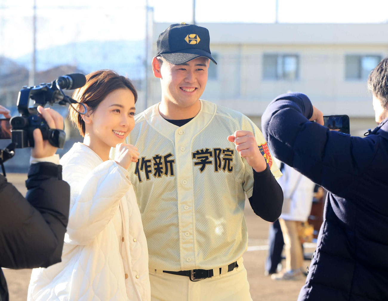 センバツ出場を決め、取材に訪れたヒロド歩美アナウンサー（左）と笑顔で記念撮影する作新学院・小川（撮影・浅見桂子）