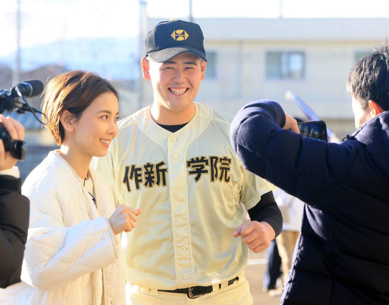 センバツ出場を決め、取材に訪れたヒロド歩美アナウンサー（左）と笑顔で記念撮影する作新学院・小川（撮影・浅見桂子）