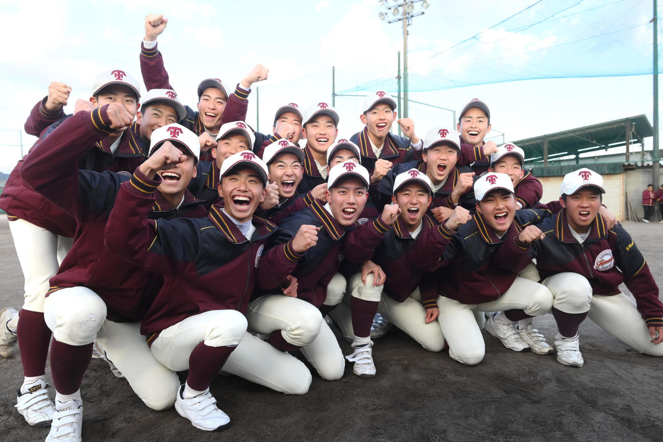 センバツ出場が決定し、喜ぶ田辺の選手たち（撮影・滝沢美穂子）