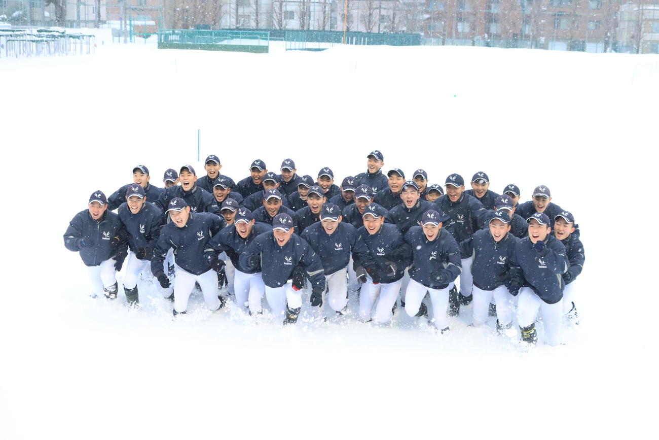 センバツ出場が決定し、雪が積もるグラウンドで喜ぶ北海ナイン（撮影・保坂果那）