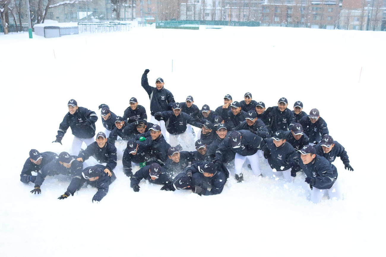 センバツ出場が決定し、雪が積もるグラウンドで喜ぶ北海ナイン（撮影・保坂果那）