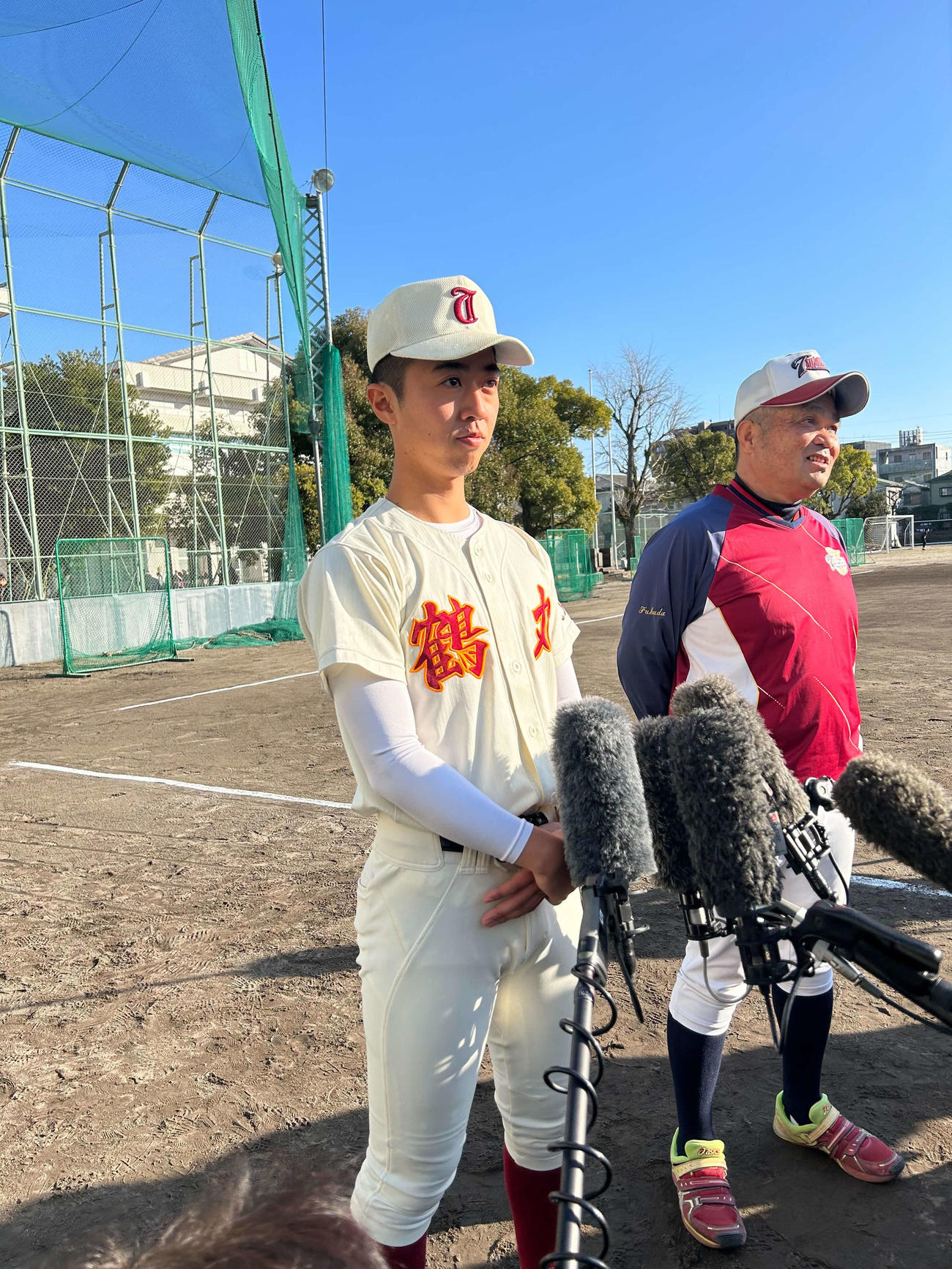 取材に応じる鶴丸・寺内主将、右は福田監督（撮影・佐藤究）