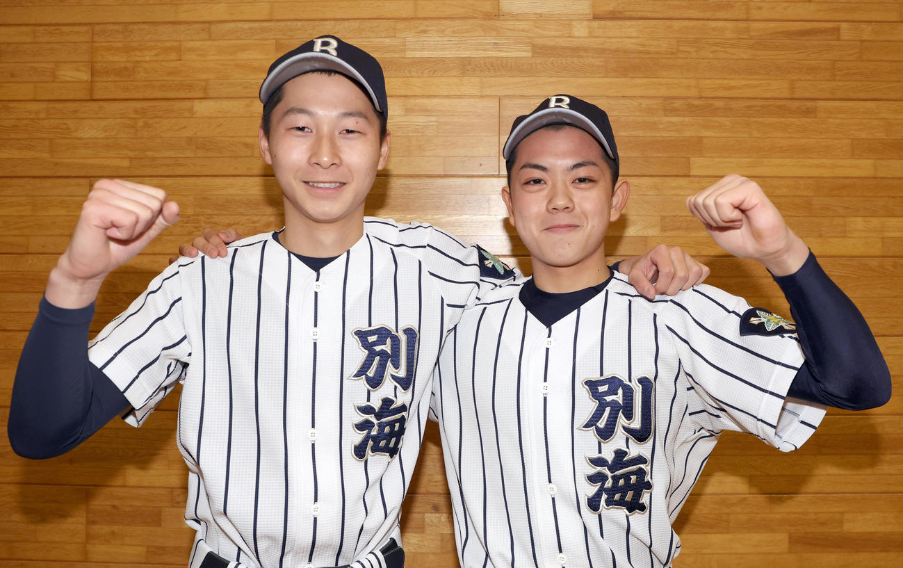 21世紀枠でセンバツ出場が決定しガッツポーズをする別海・千田（左）と影山（撮影・佐藤翔太）