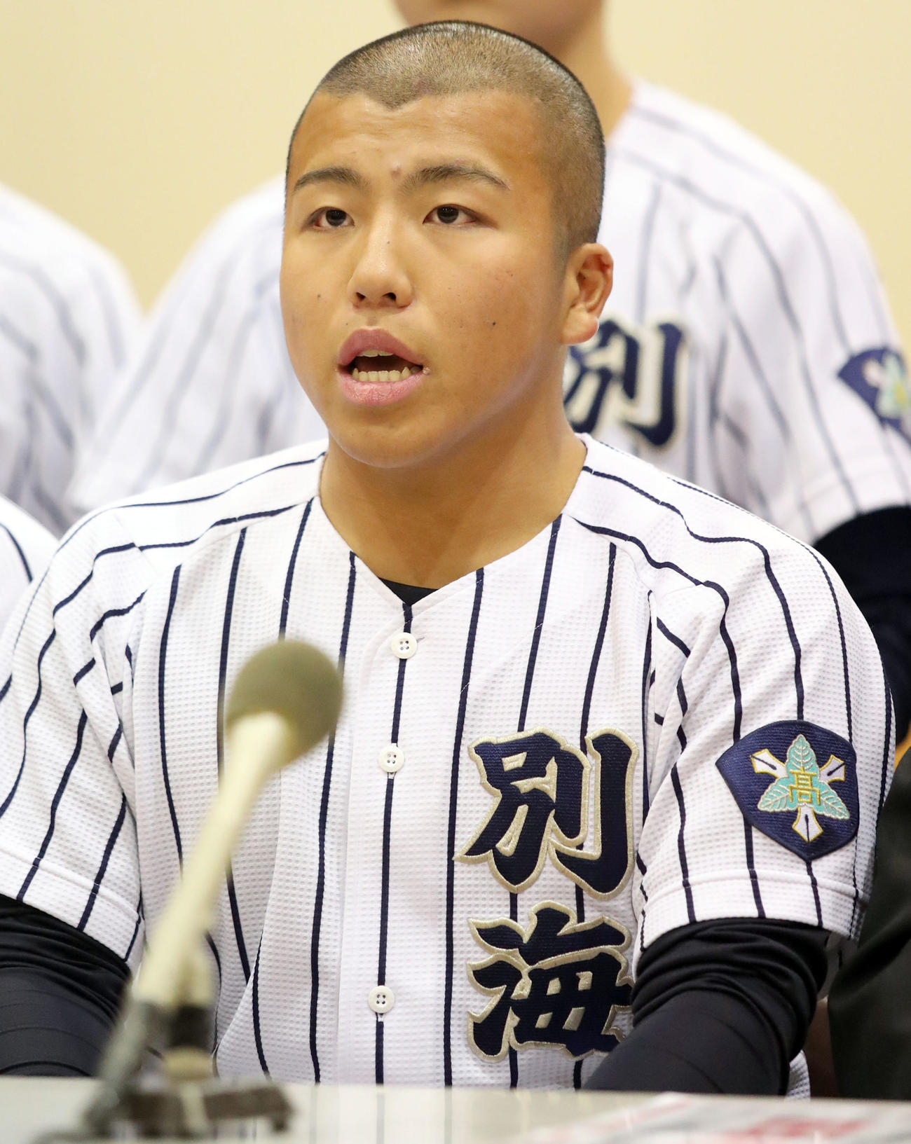 センバツ出場を決め会見であいさつをする別海・中道主将（撮影・佐藤翔太）