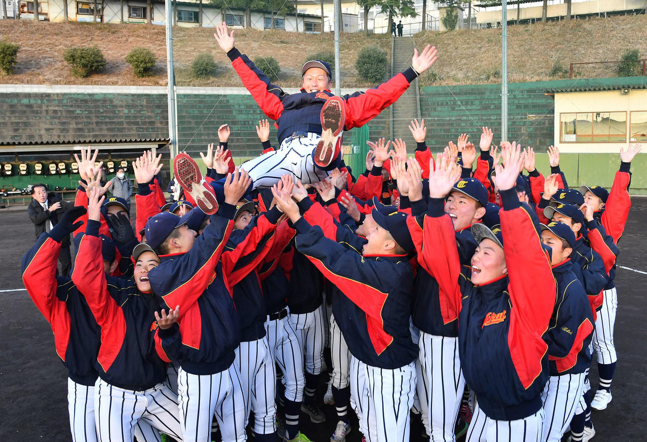 センバツ出場を決め、中村謙三監督を胴上げする東海大福岡ナイン（撮影・岩下翔太）
