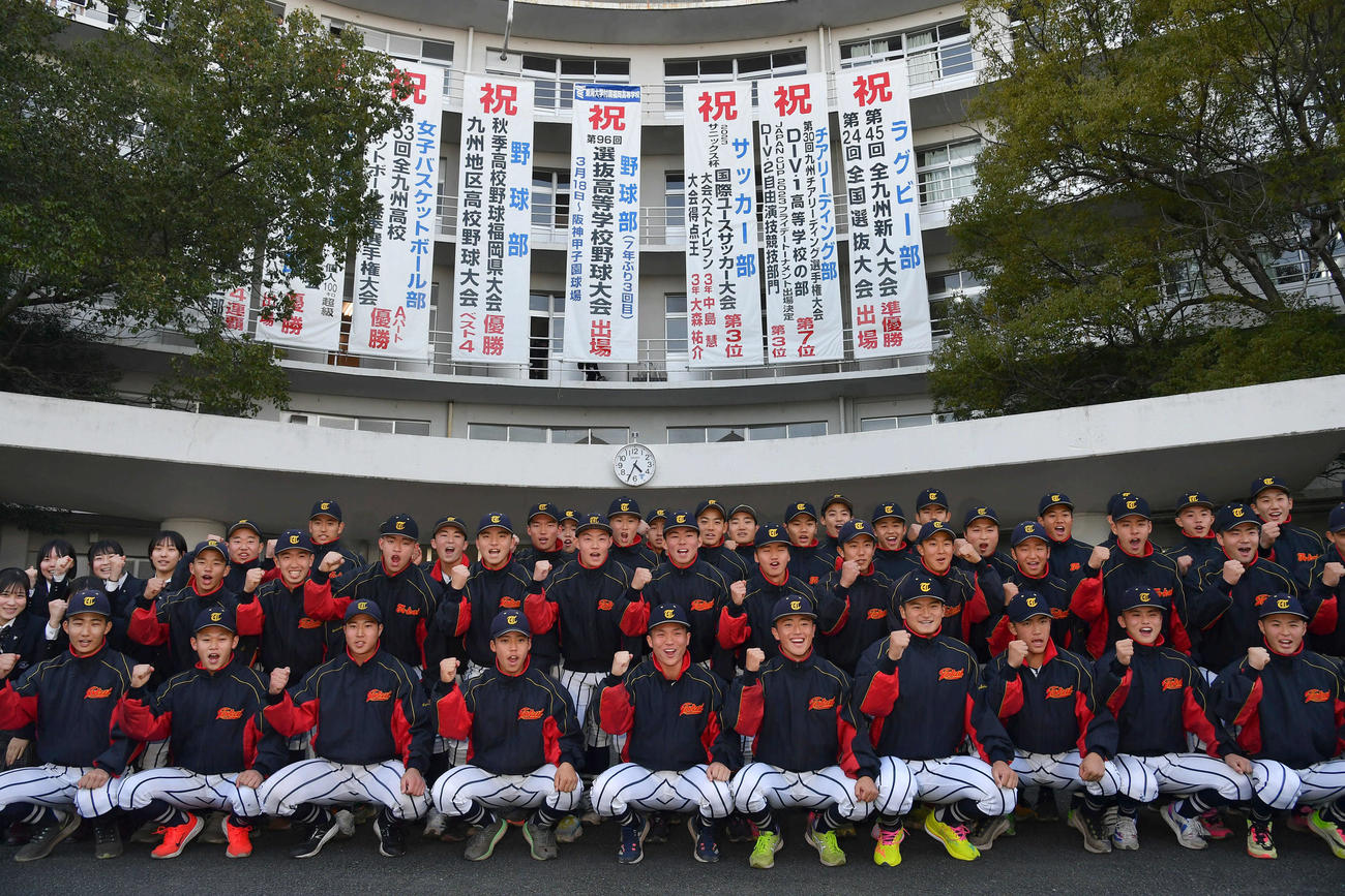 センバツ出場を祝う垂れ幕を背にガッツポーズする東海大福岡ナイン（撮影・岩下翔太）