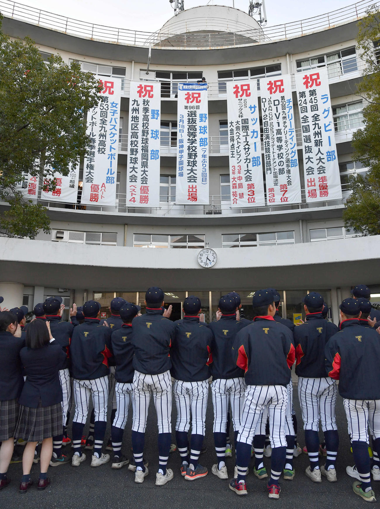 センバツ出場を祝う垂れ幕がおろされ、拍手する東海大福岡ナイン（撮影・岩下翔太）