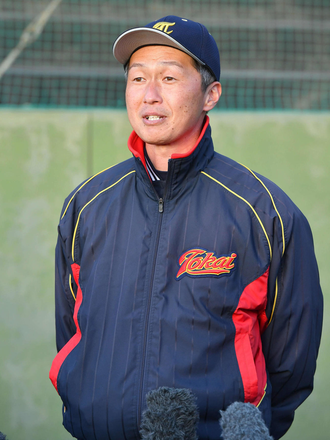センバツ出場を決め、囲み取材を受ける東海大福岡の中村監督（撮影・岩下翔太）