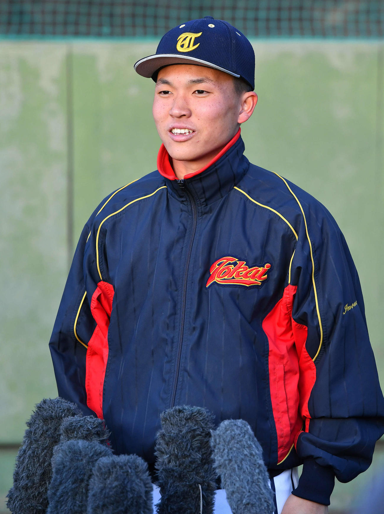 センバツ出場を決め、囲み取材を受ける東海大福岡・井上主将（撮影・岩下翔太）