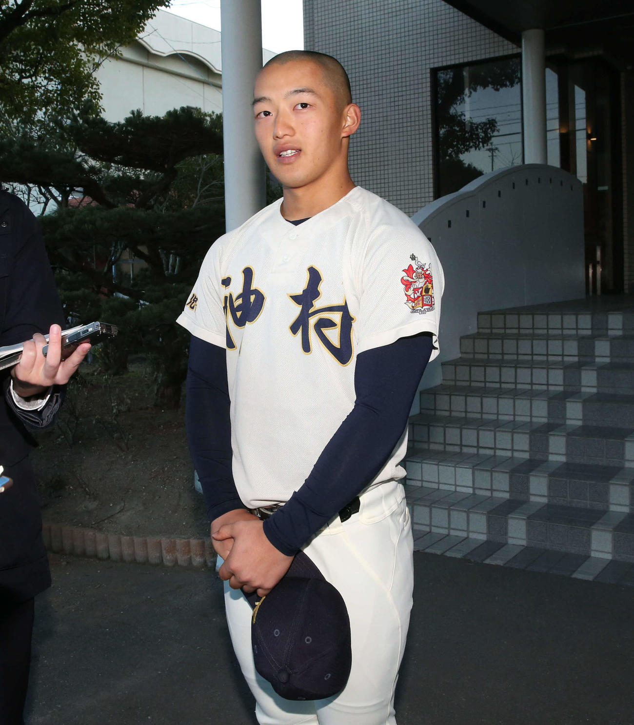 センバツ出場を決め囲み取材に応じる神村学園・川下主将（撮影・冨田成美）