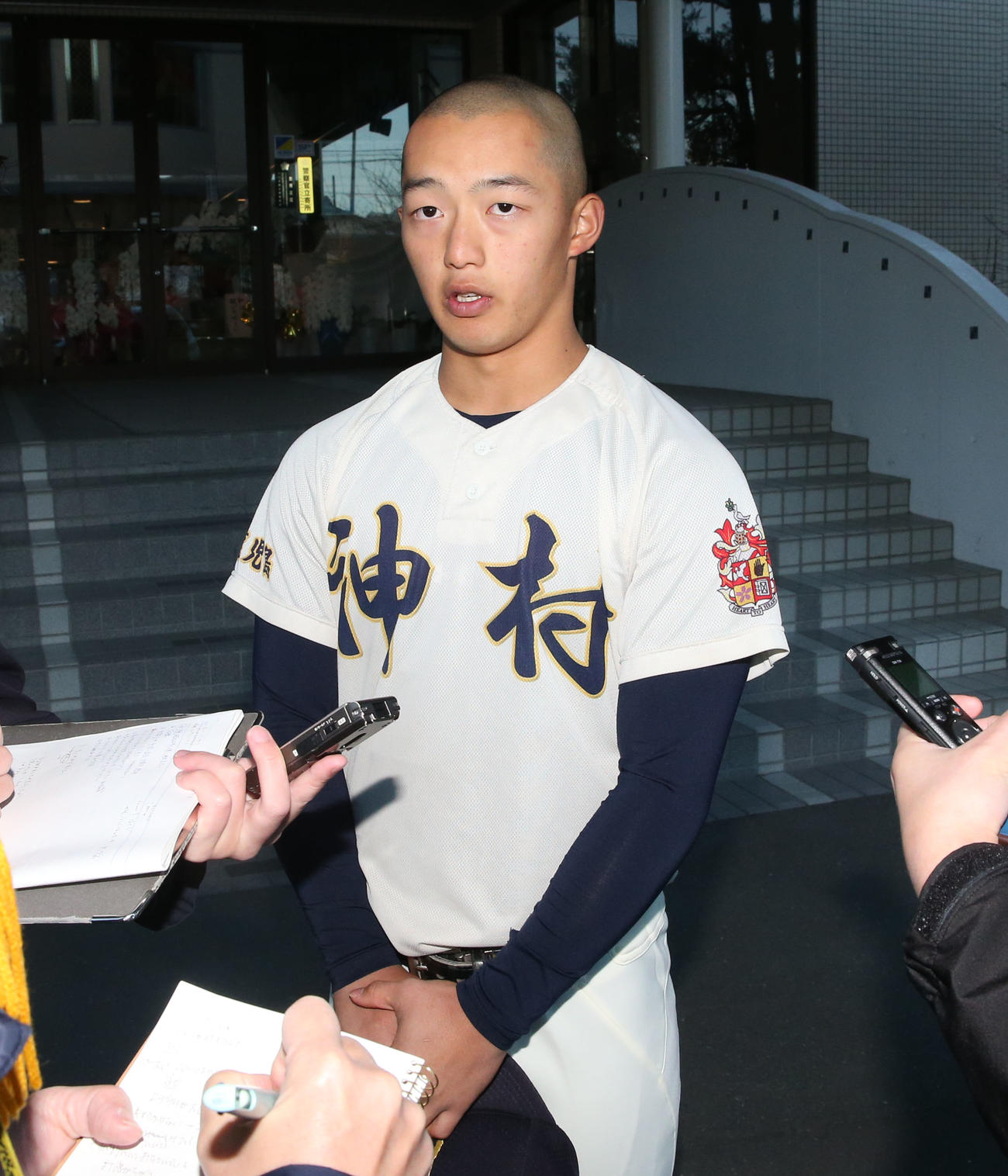 センバツ出場を決め囲み取材に応じる神村学園の川下主将（撮影・冨田成美）