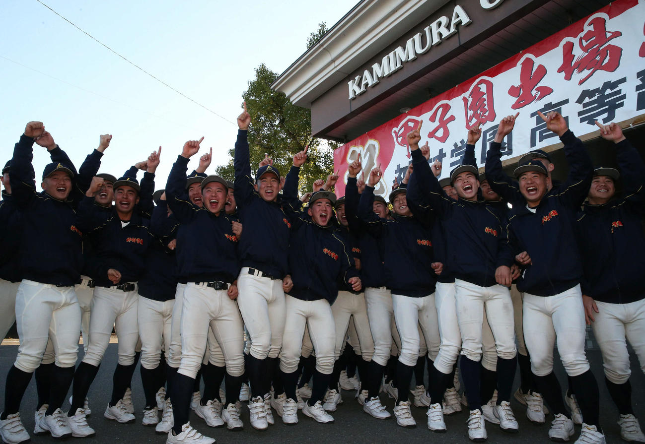 センバツ出場を決めた神村学園ナインは歓喜の表情（撮影・冨田成美）