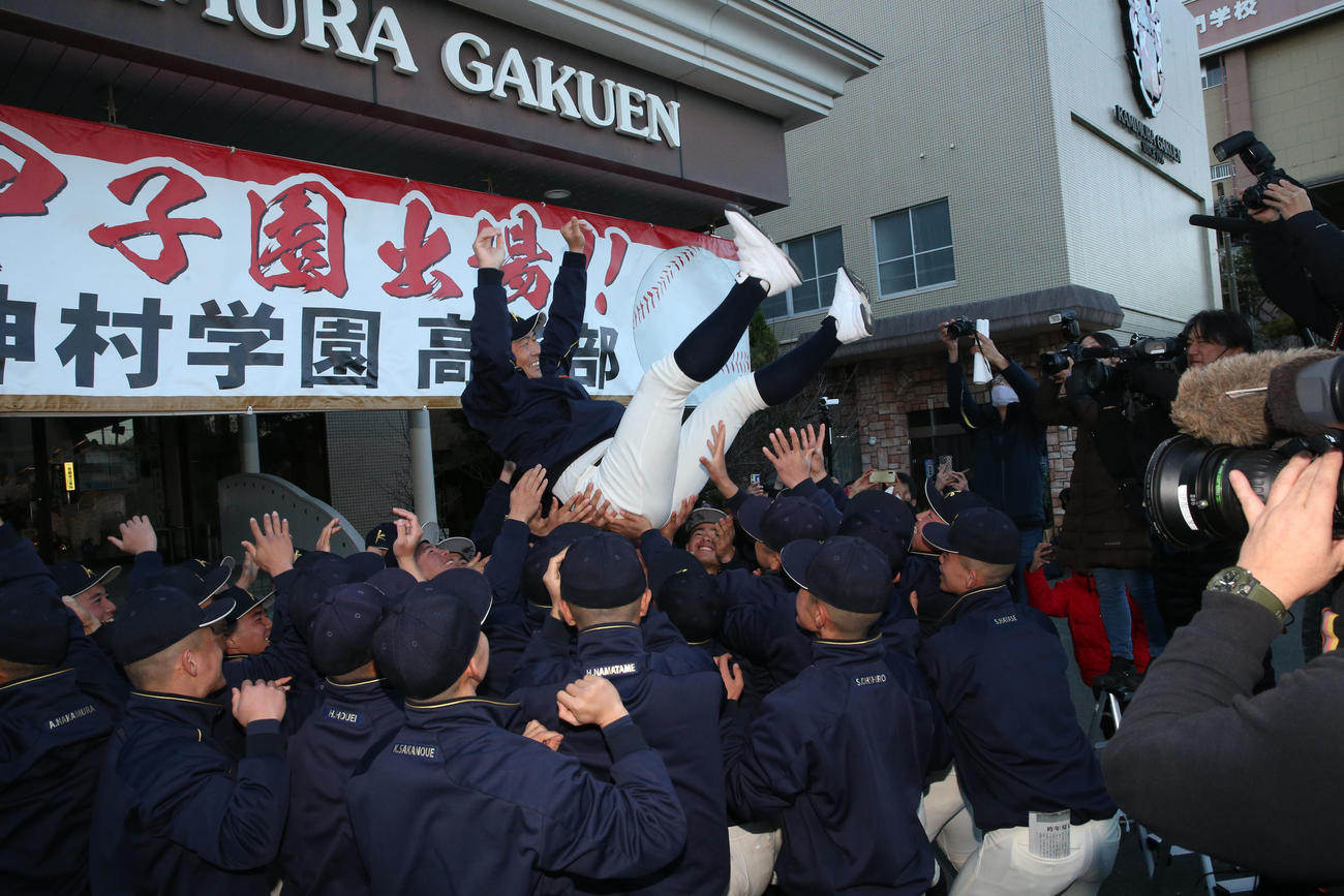 センバツ出場を決め小田大介監督を胴上げする神村学園の選手ら（撮影・冨田成美）