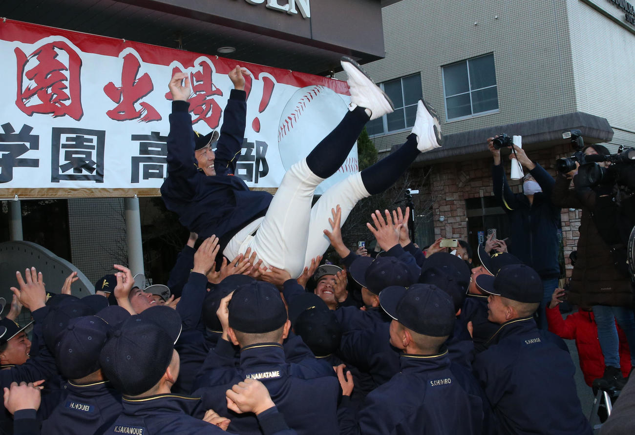 センバツ出場を決め小田監督を胴上げする神村学園の選手ら（撮影・冨田成美）