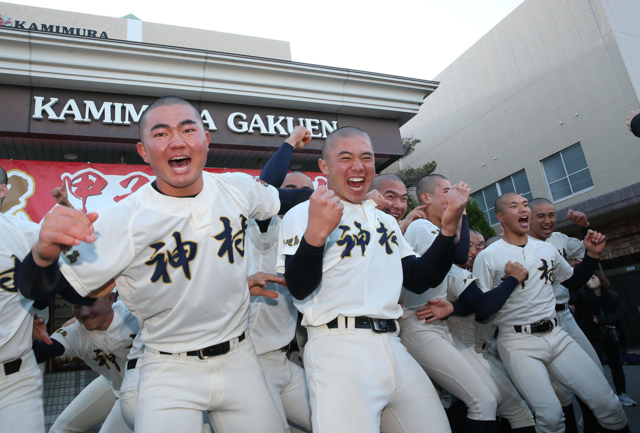 センバツ出場を決めた神村学園ナイン歓喜の表情（撮影・冨田成美）