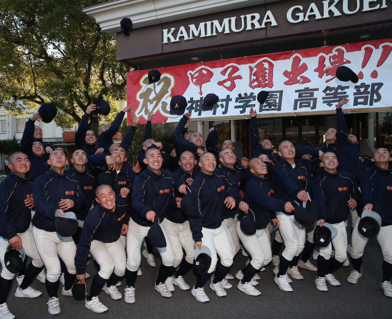 センバツ出場を決めた神村学園ナインは帽子を投げ歓喜の表情（撮影・冨田成美）