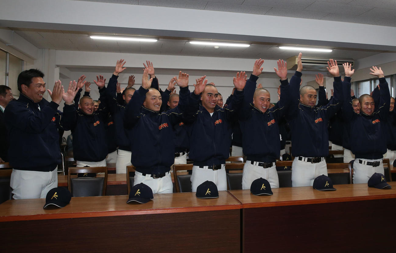 センバツ出場を決め喜ぶ神村学園ナイン（撮影・冨田成美）
