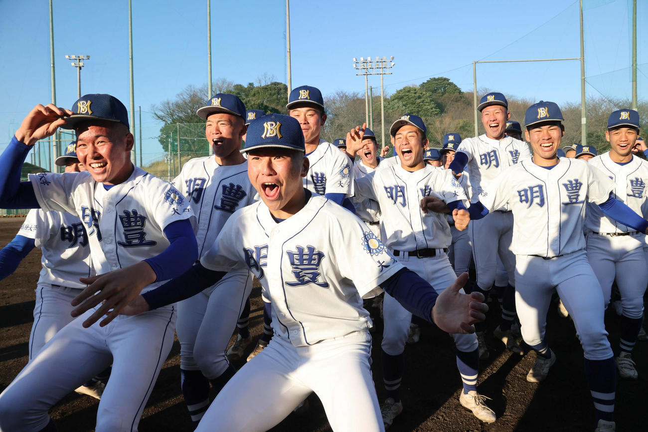 センバツ出場を決め喜ぶ明豊ナイン（撮影・梅根麻紀）