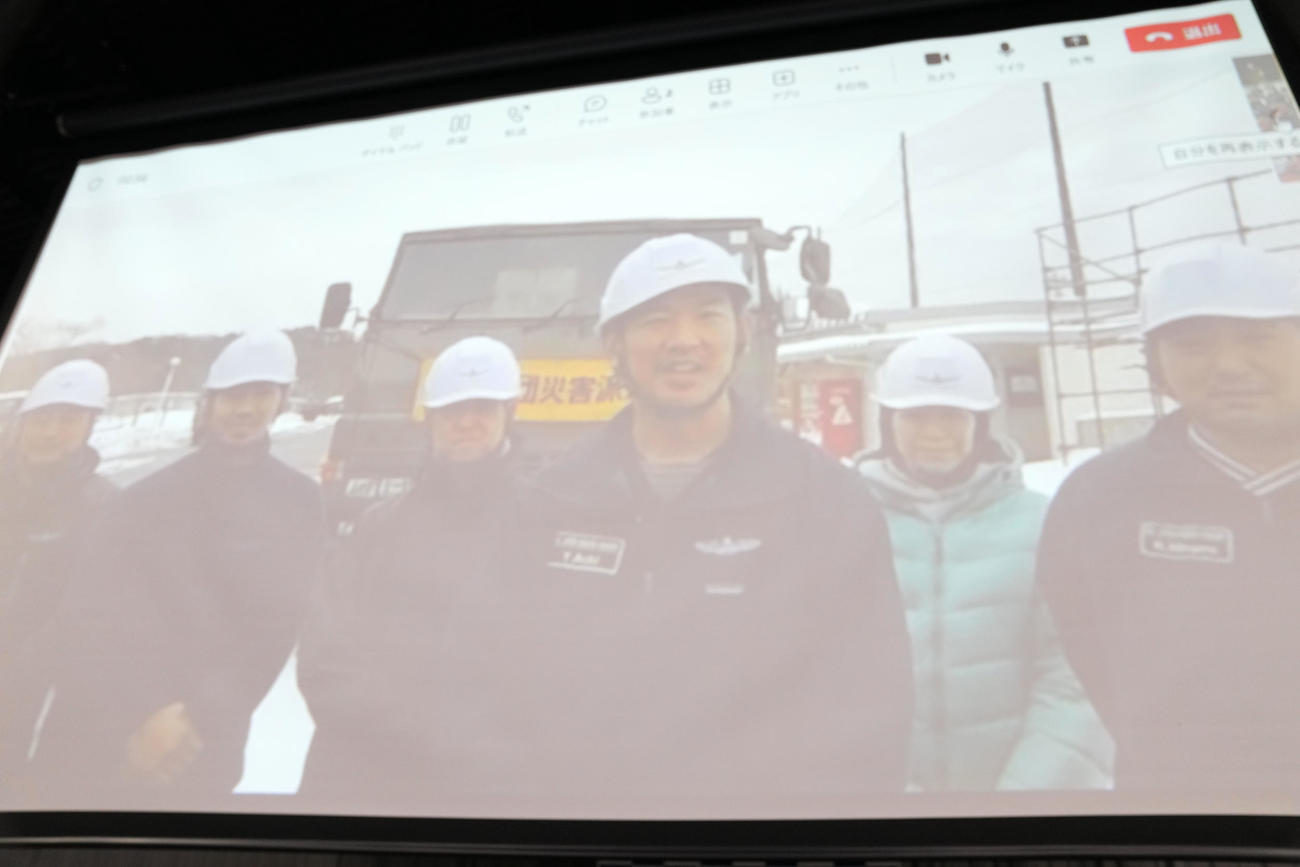 センバツ出場が決まりメッセージを送る日本航空石川・青木校長（中央）（撮影・横山健太）