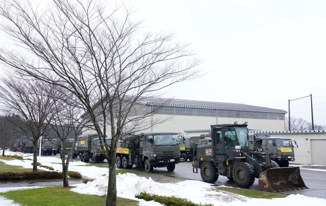 石川県輪島市にある日本航空石川、震災で校舎や道路が損壊し生徒たちは通学できず現在はオンライン授業がされている。校内の敷地は自衛隊などの被災地支援の最前線基地に使われている＝2024年1月17日
