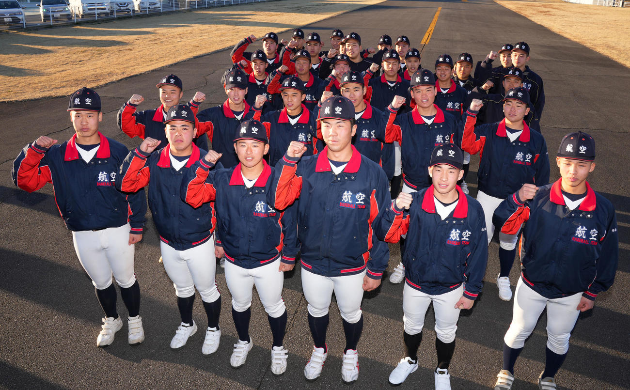 センバツ出場が決まり笑顔でガッツポーズする日本航空石川の選手たち（撮影・横山健太）
