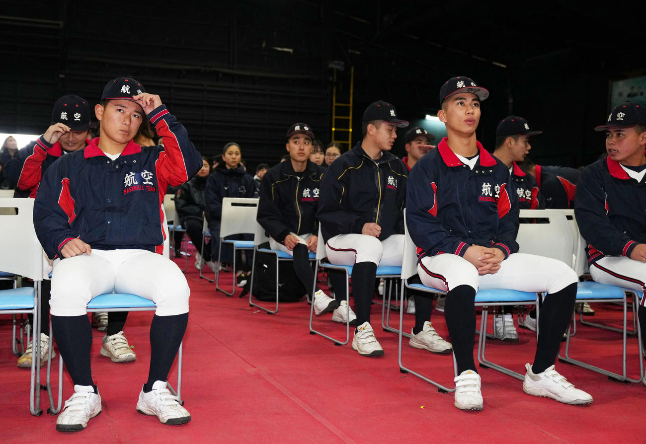 映像を見ながら発表を待つ宝田主将（左）ら日本航空石川の選手たち（撮影・横山健太）