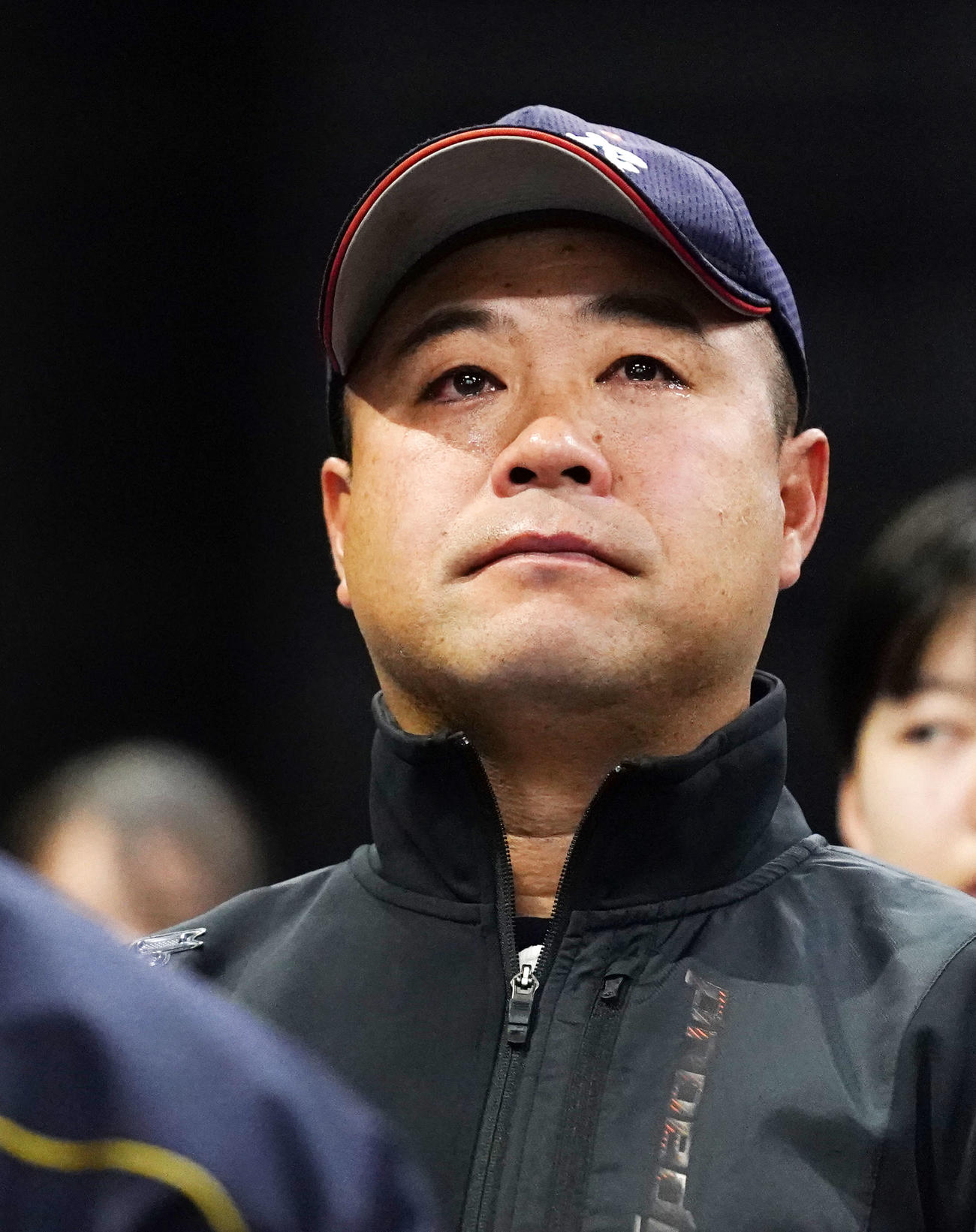 センバツ出場が決まり涙を流す日本航空石川・中村監督（撮影・横山健太）
