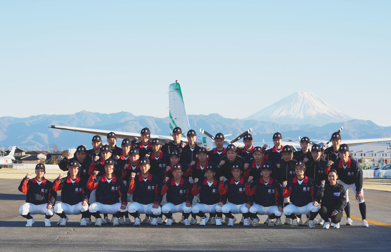 センバツ出場が決まり笑顔でガッツポーズする日本航空石川の選手たち（撮影・横山健太）
