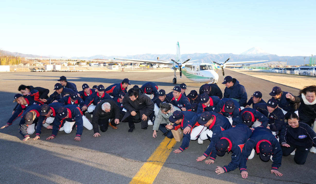 梅沢理事長（前列左から5人目）の「行くぞ！こうらくえん！」というボケにずっこける日本航空石川の選手たち（撮影・横山健太）