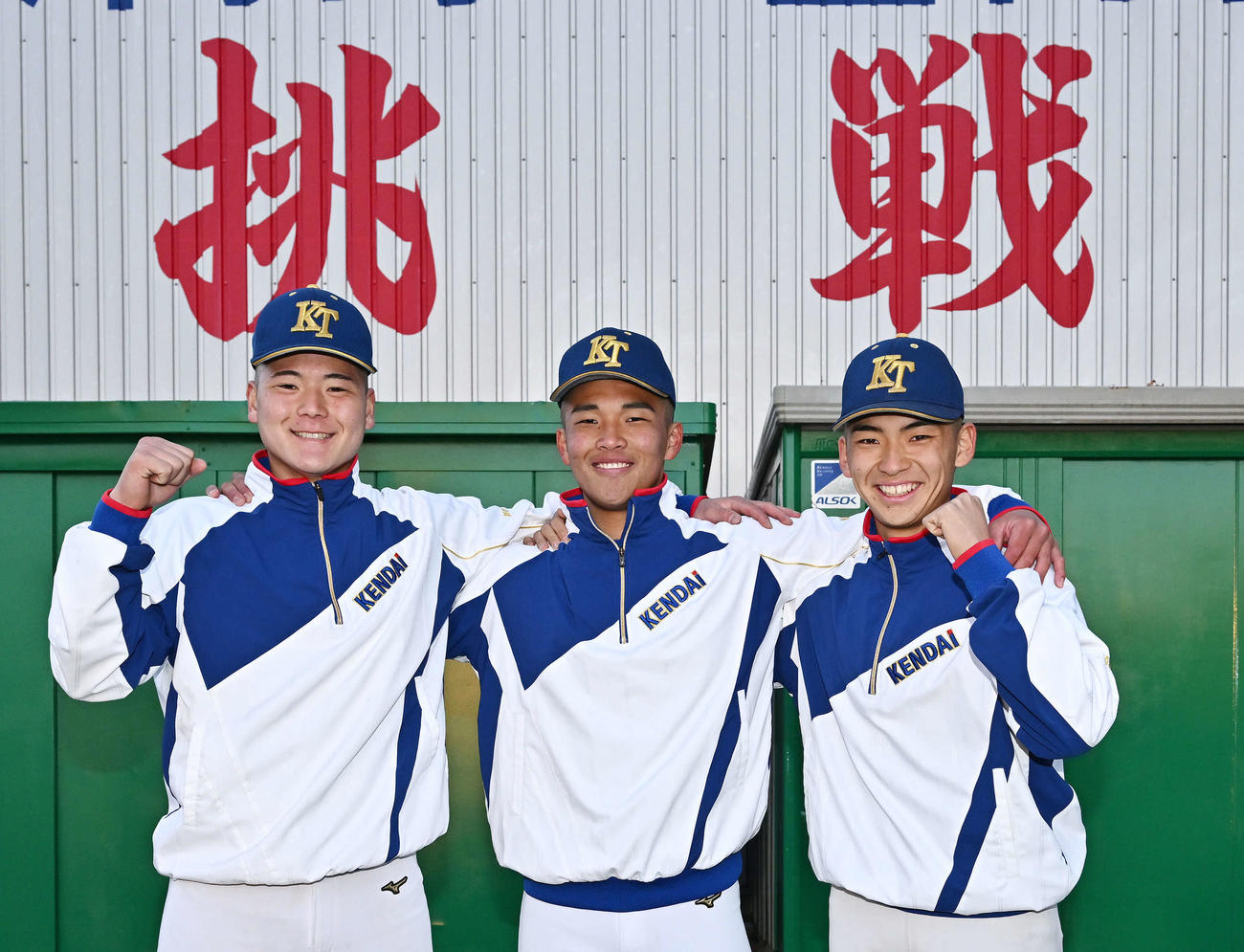 センバツ出場が決まりポーズを決める高崎健康福祉大高崎の“上毛三山”クリーンアップ。左から森山、箱山主将、高山（撮影・滝沢徹郎）