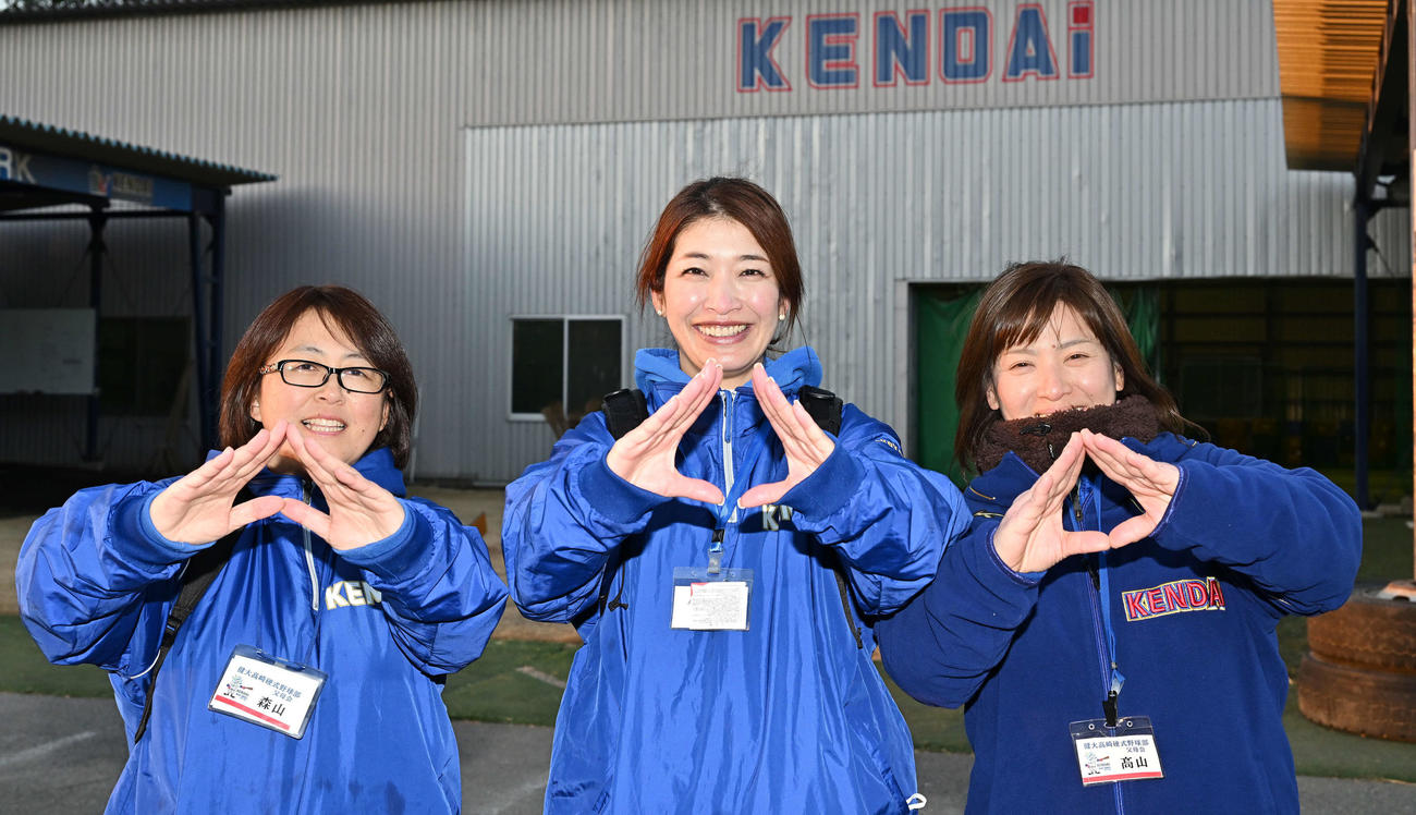 センバツ出場が決まり「山」のポーズを決める高崎健康福祉大高崎の“上毛三山”クリーンアップの母ら。左から森山琴江さん、箱山薫さん、高山希さん（撮影・滝沢徹郎）