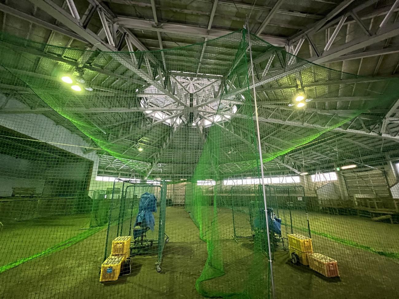 ネットを張って屋内練習場に改修された別海町コミュニティセンター